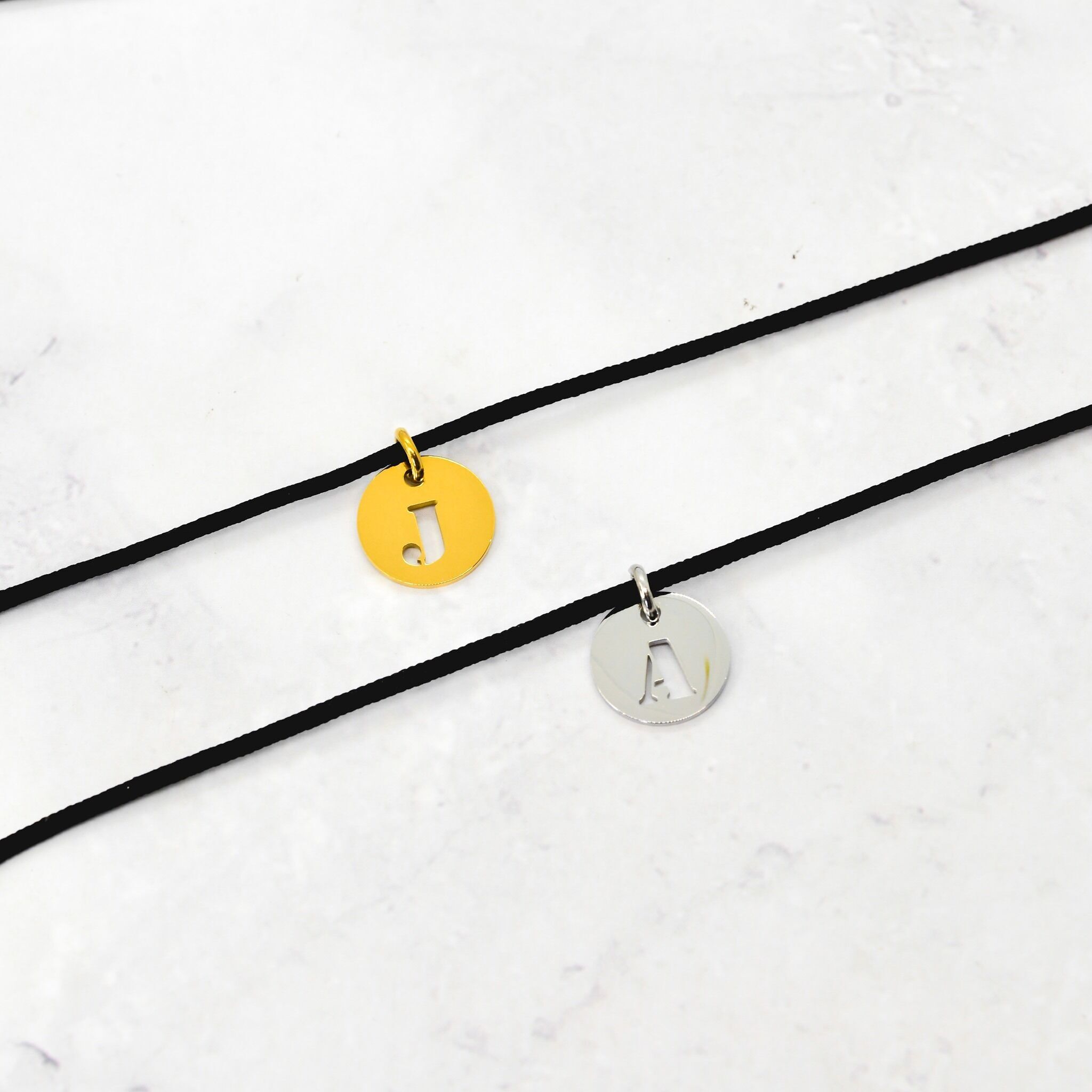 Set di 26 braccialetti in cordoncino con nappe con lettere traforate da 15 mm