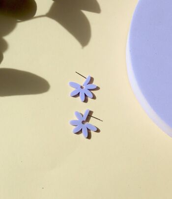 Boucles d'oreilles créoles Fleur en acrylique et acier inoxydable en lilas 1