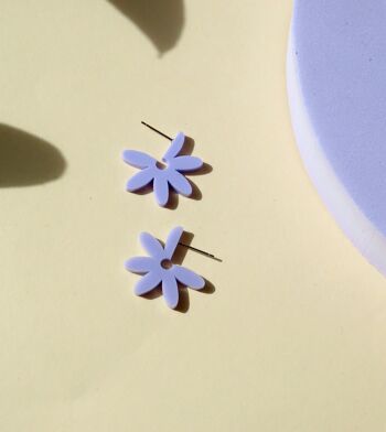 Boucles d'oreilles créoles Fleur en acrylique et acier inoxydable en lilas 2