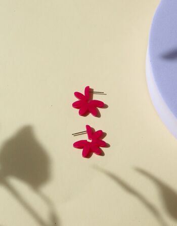Boucles d'oreilles créoles Fleur en acrylique et acier inoxydable en mûre 1
