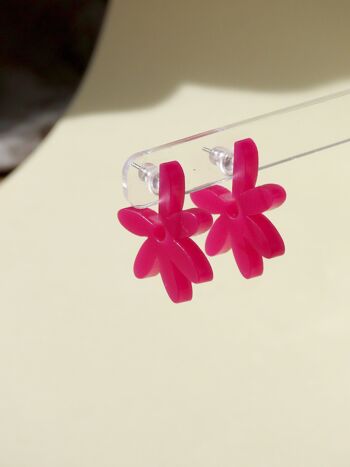 Boucles d'oreilles créoles Fleur en acrylique et acier inoxydable en mûre 2