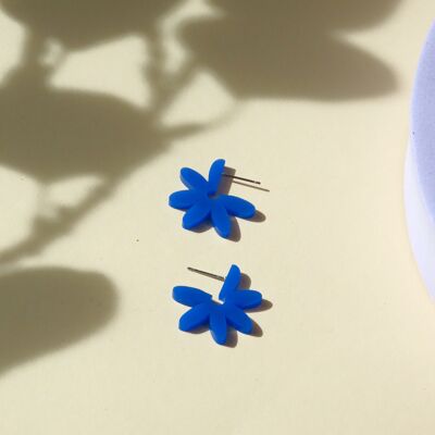 Boucles d'oreilles créoles Fleur en acrylique et acier inoxydable en bleu cobalt