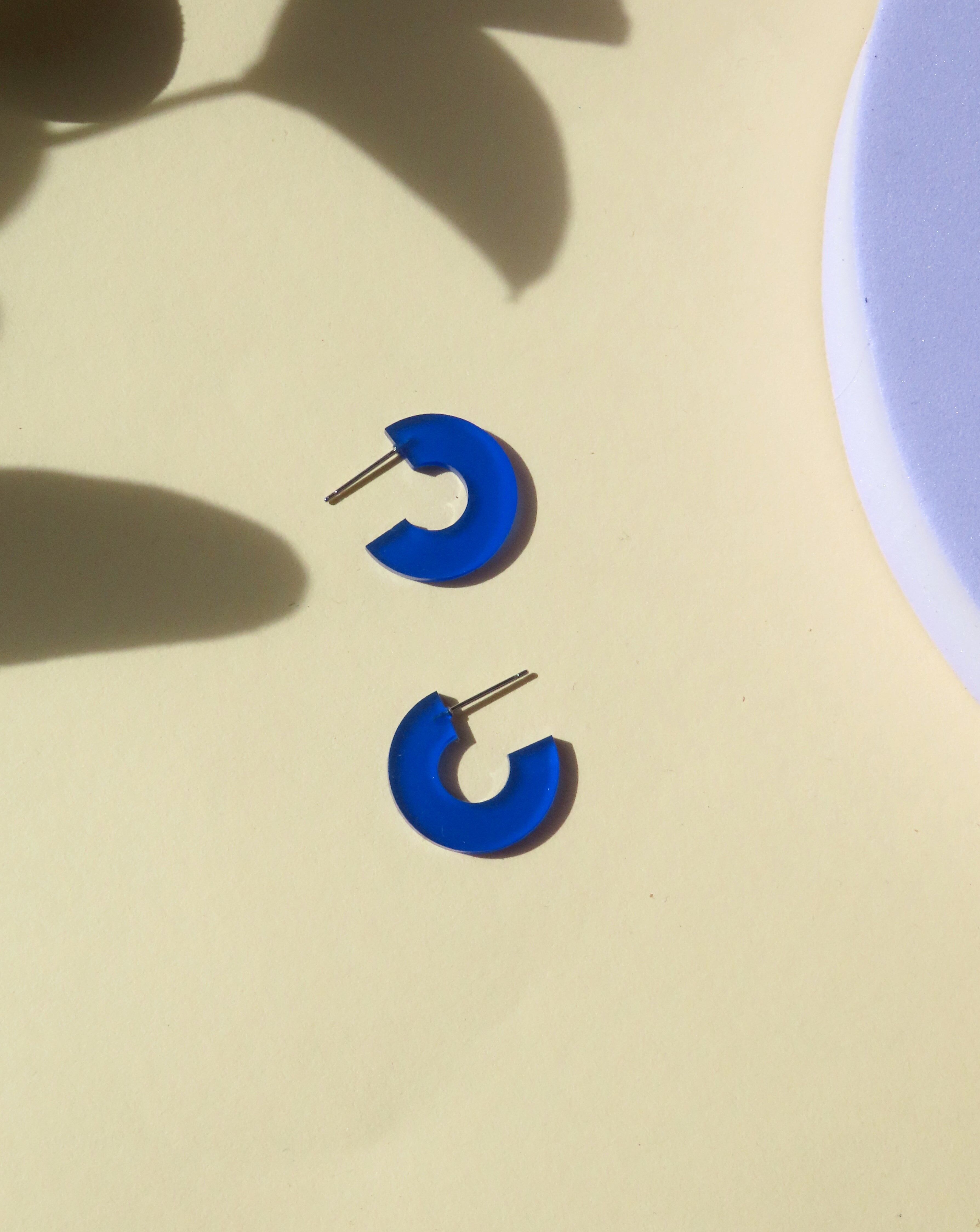 Creoles Simmi made of acrylic and stainless steel in deep blue