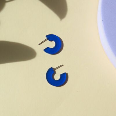 Orecchini a cerchio Simmi realizzati in acrilico e acciaio inossidabile in blu intenso