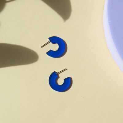 Pendientes de aro Simmi de acrílico y acero inoxidable en color azul intenso