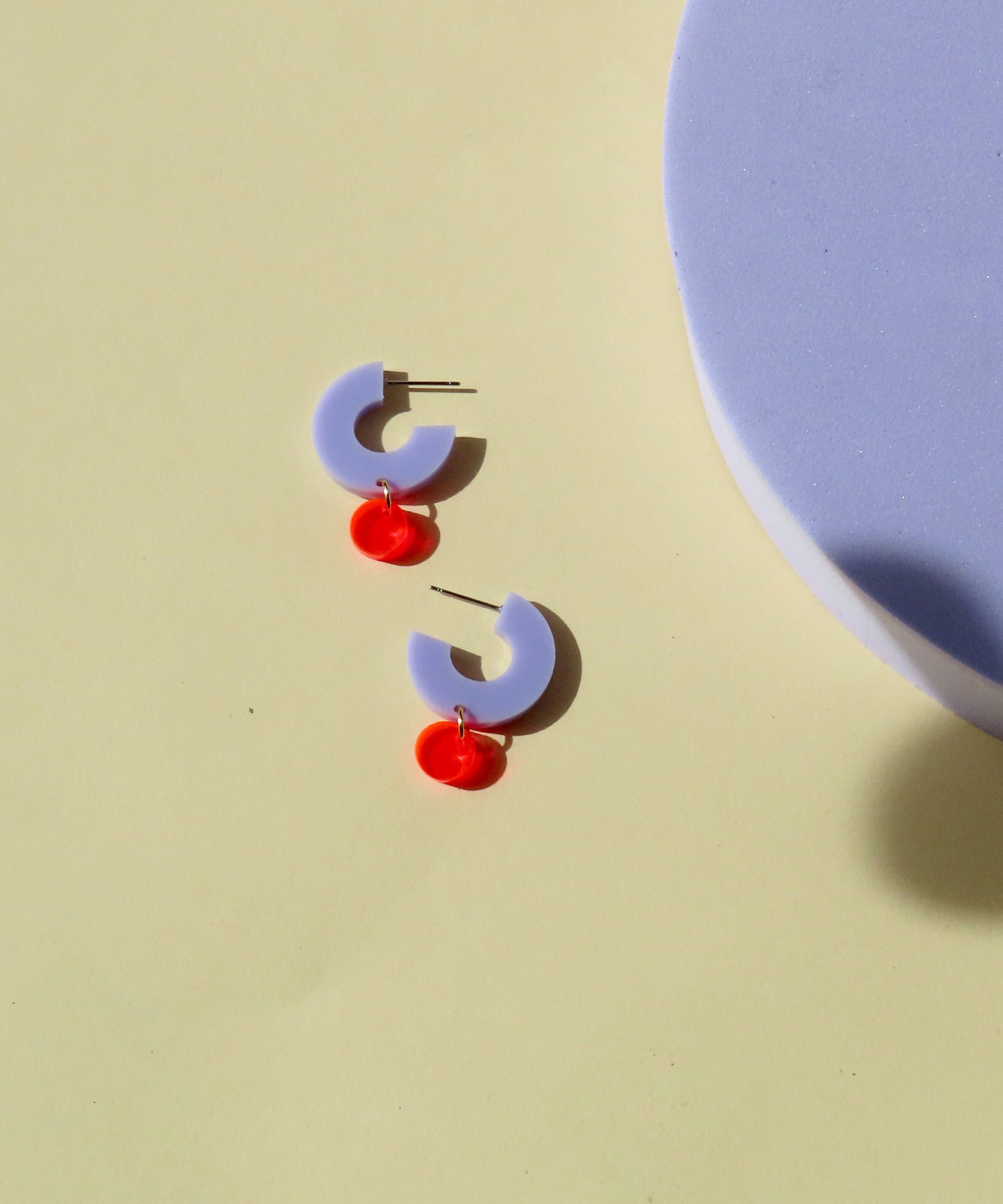 Creoles Silva made of acrylic and stainless steel in lilac and neon orange