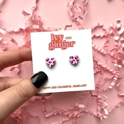 Mini orecchini a bottone a forma di cuore con stampa leopardata rosa fluo