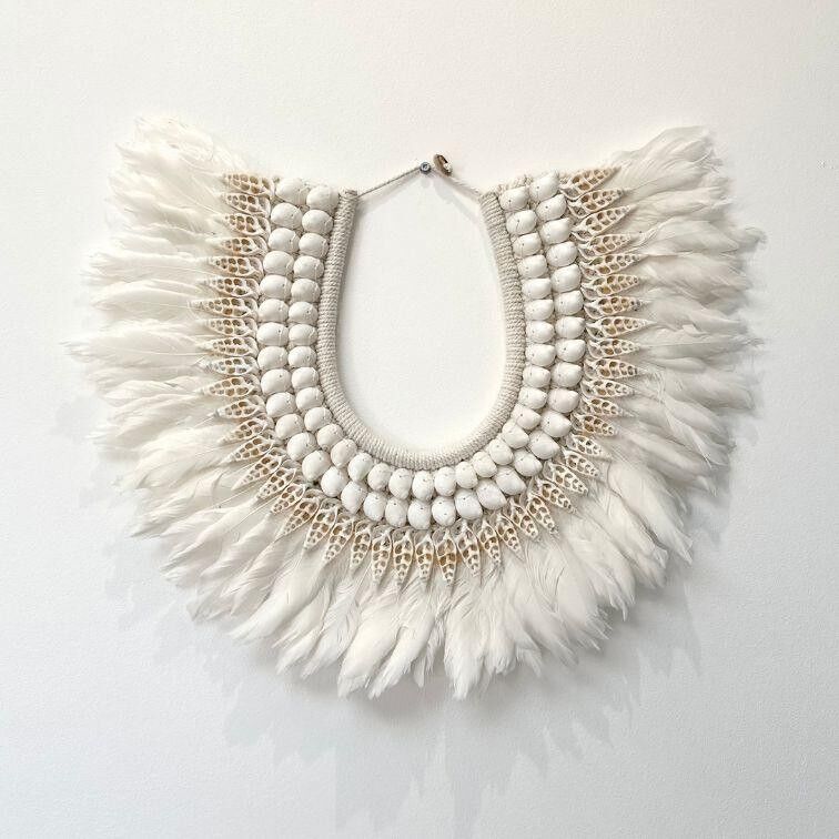 Serenity - Decorazione murale con piume bianche e conchiglie