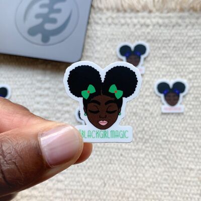 Adesivi| Ragazza nera con 2 piumini afro Blackgirlmagic 33 x 33 mm