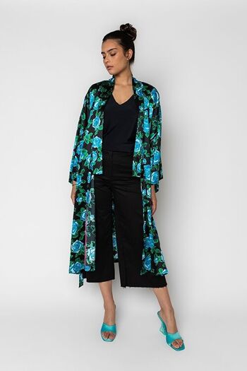 Kimono noir imprimé fleurs bleues 1