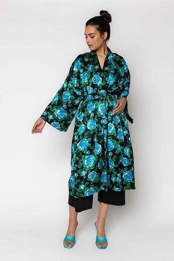 Kimono noir imprimé fleurs bleues 2
