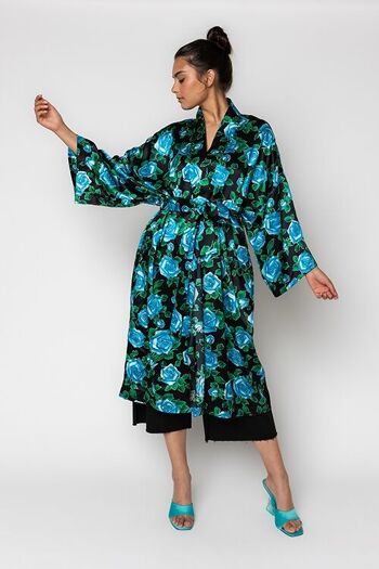 Kimono noir imprimé fleurs bleues 3