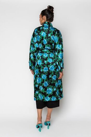 Kimono noir imprimé fleurs bleues 4