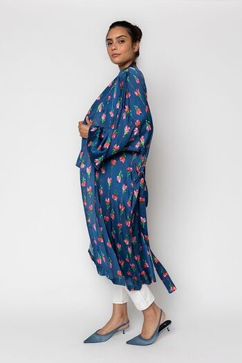Kimono bleu imprimé fleurs roses 1