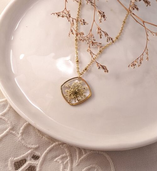 Dainty Golden Queen Anne's flower necklace diamond style
