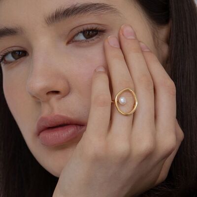 Minimalist simplicity oval line ring with freshwater pearl - Gold vermeil