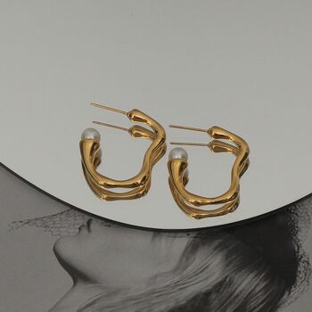 Boucle d'oreille créole ligne ondulée dorée Vintage moderne avec perle 1