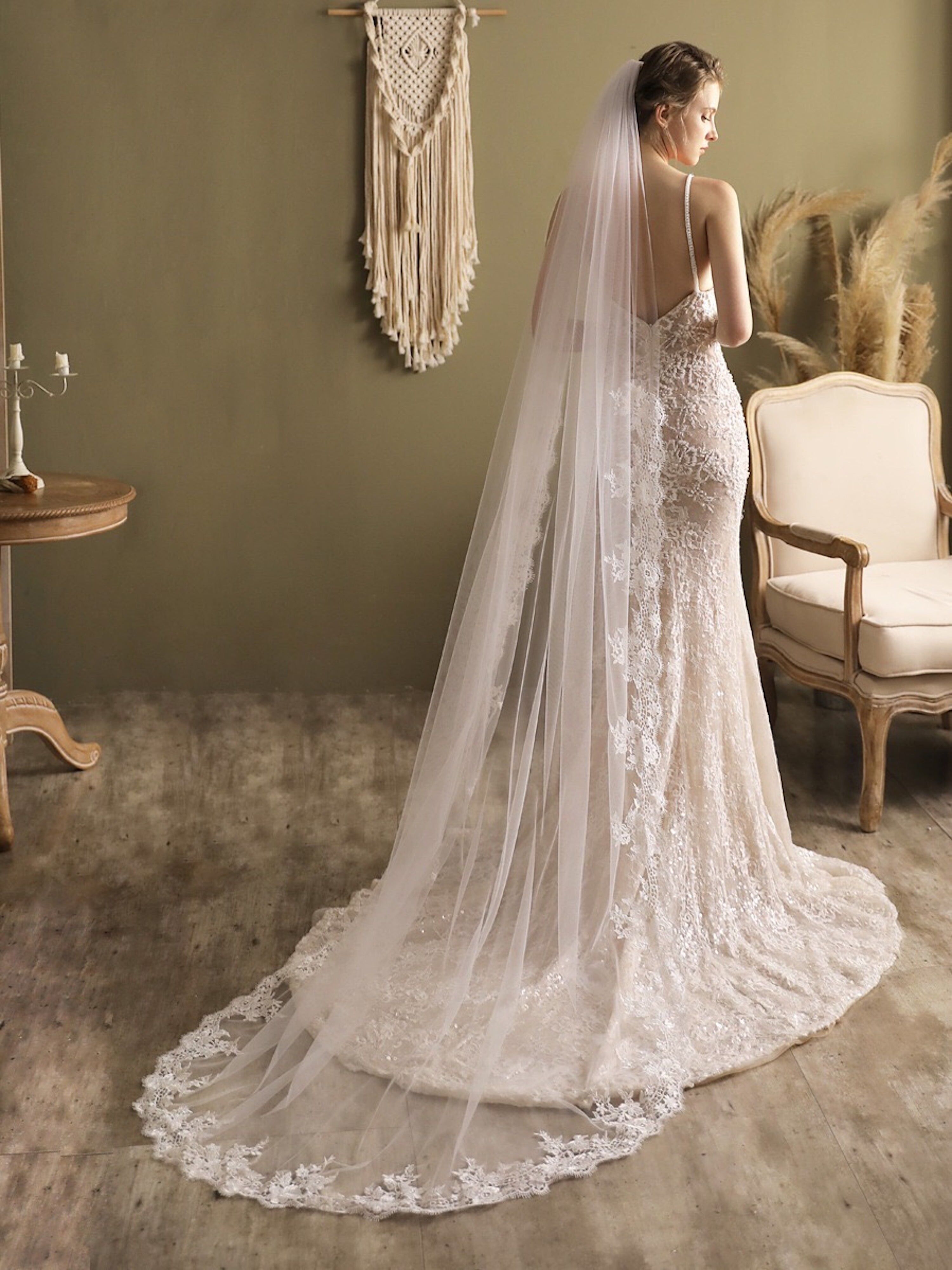 Brautschleier in Kathedralenlänge mit Spitzenbesatz – weißes Hochzeitstüll-Accessoire im königlichen Stil – vor Gebrauch bügeln