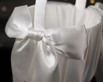 Panier de fleurs de mariage élégant pour demoiselle d'honneur - blanc satiné - cravate papillon 4