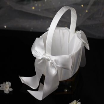 Panier de fleurs de mariage élégant pour demoiselle d'honneur - blanc satiné - cravate papillon 7