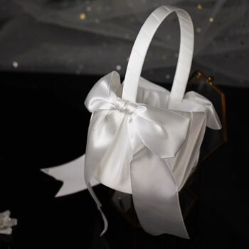 Panier de fleurs de mariage élégant pour demoiselle d'honneur - blanc satiné - cravate papillon 9
