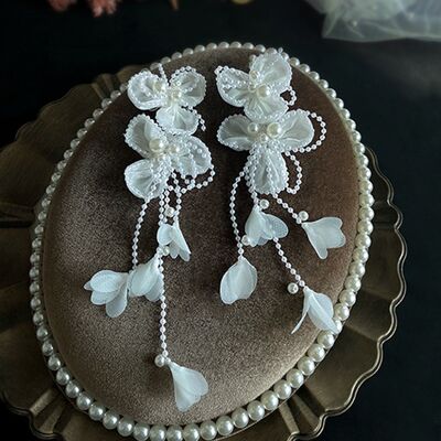 Handgefertigte elegante weiße Spitzenblumen-Kristallquasten-Braut-Ohrhänger-Ohrclips ohne Piercing