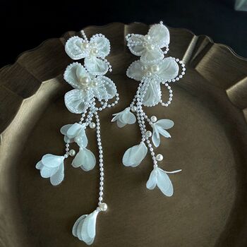 Boucles d'oreilles de mariée élégantes en dentelle blanche, faites à la main, avec pompon en cristal, clips d'oreille, sans piercing 2