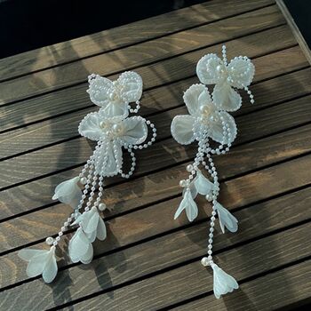 Boucles d'oreilles de mariée élégantes en dentelle blanche, faites à la main, avec pompon en cristal, clips d'oreille, sans piercing 3