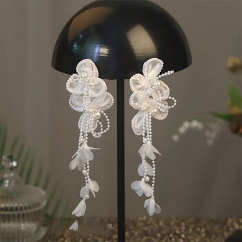 Boucles d'oreilles de mariée élégantes en dentelle blanche, faites à la main, avec pompon en cristal, clips d'oreille, sans piercing 5