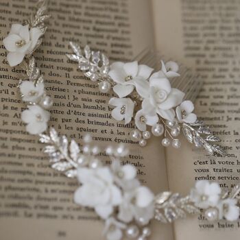 Épingle à cheveux + bandeau de mariée fleurs blanches en céramique faites à la main avec feuilles d'argent 5