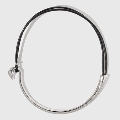 Elegante collar minimalista de plata con hilo de cuero