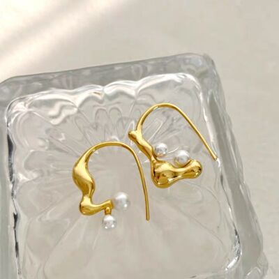 Unique design Asymmetrical design fluid line pearl earrings-gold plated