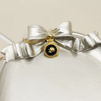 Collier à pendentif rose au design détaillé d'inspiration vintage avec vermeil en émail noir et or 2