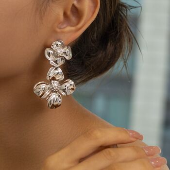 Boucles d'oreilles pendantes à grandes fleurs doubles au look audacieux, or et argent 9