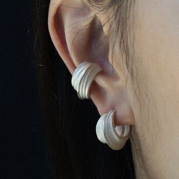 Boucles d'oreilles créoles en argent mat style sculpture 9