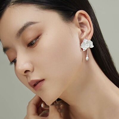 Silver Orchid Elegance : boucles d'oreilles pendantes en plaqué argent inspirées des orchidées en fleurs