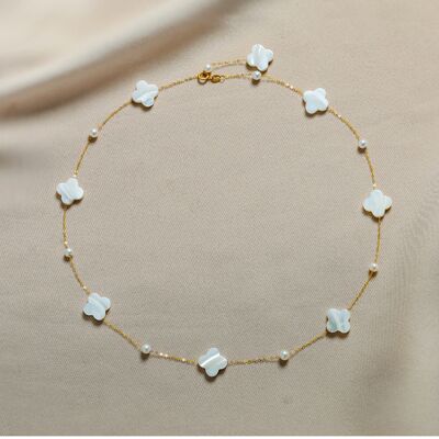 Collana in oro 18 carati con trifoglio di madreperla dal design unico e perle d'acqua dolce