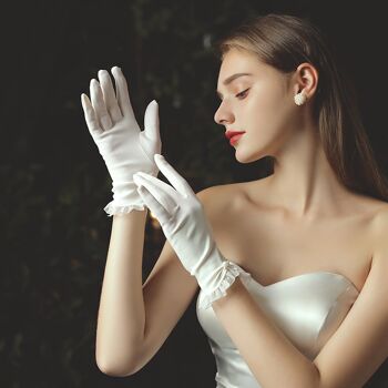 Gants de mariée blancs minimalistes sophistiqués avec bordures en dentelle 1