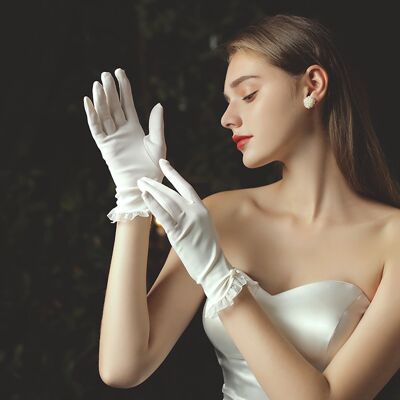 Gants de mariée blancs minimalistes sophistiqués avec bordures en dentelle