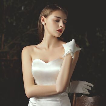 Gants de mariée blancs minimalistes sophistiqués avec bordures en dentelle 3