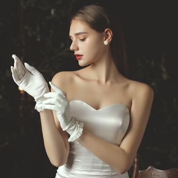 Gants de mariée blancs minimalistes sophistiqués avec bordures en dentelle 4