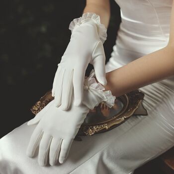 Gants de mariée blancs minimalistes sophistiqués avec bordures en dentelle 5