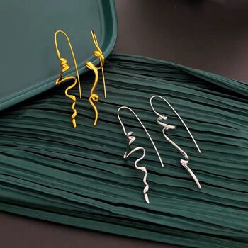 Boucle d'oreille pendante avec ligne de tourbillon fluide au design minimal - Plaqué or et argent 1