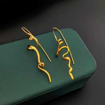 Boucle d'oreille pendante avec ligne de tourbillon fluide au design minimal - Plaqué or et argent 3