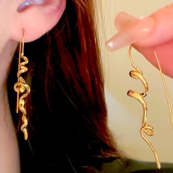 Boucle d'oreille pendante avec ligne de tourbillon fluide au design minimal - Plaqué or et argent 5