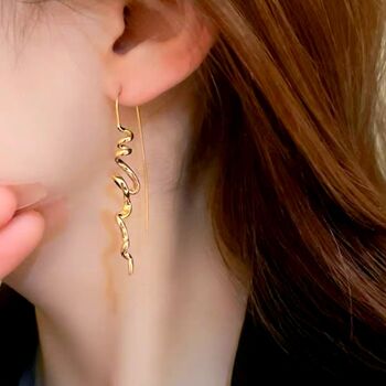 Boucle d'oreille pendante avec ligne de tourbillon fluide au design minimal - Plaqué or et argent 6
