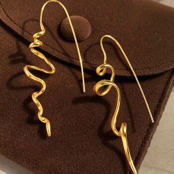 Boucle d'oreille pendante avec ligne de tourbillon fluide au design minimal - Plaqué or et argent 9