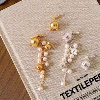 Boucles d'oreilles pendantes asymétriques en perles Lily of the Valley - Design de fleur de Muguet d'inspiration vintage - Or et Argent 5
