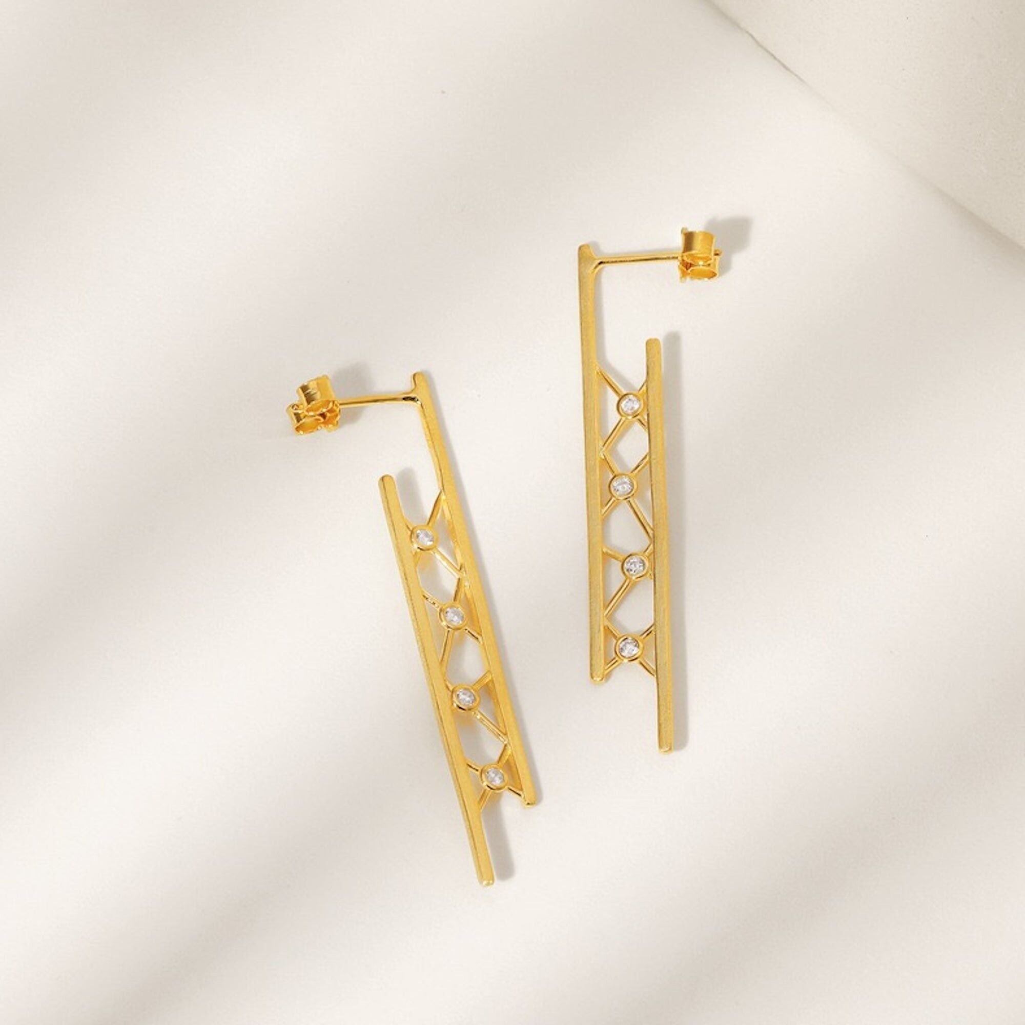 Minimalistische, lange Netz-Ohrhänger aus Gold-Vermeil und Sterlingsilber