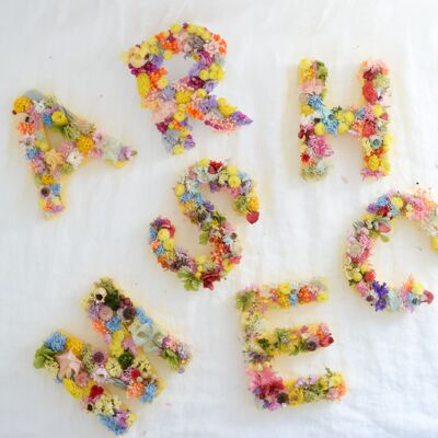 Vitamin flowered letter - Letter R